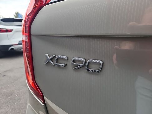Used 2017 Volvo XC90 T6 Momentum w/ Vision Package AWD/4WD image 9