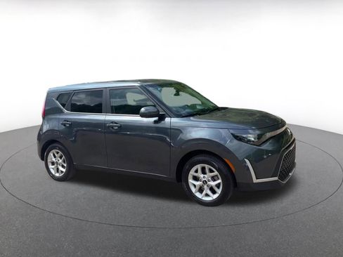Used 2025 Kia Soul LX w/ LX Technology Package FWD image 2