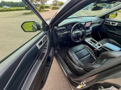 Used 2020 Ford Explorer XLT w/ Equipment Group 202A AWD/4WD image 10