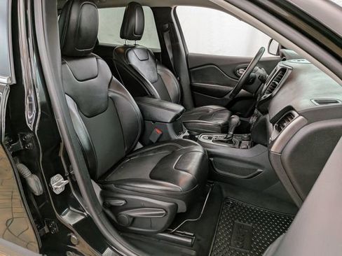 Used 2019 Jeep Cherokee Latitude Plus w/ Cold Weather Group AWD/4WD image 19