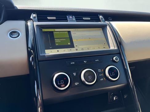 Used 2018 Land Rover Discovery SE image 53