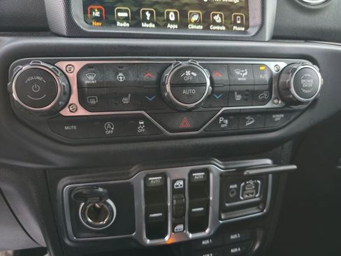 Used 2018 Jeep Wrangler Unlimited Sahara AWD/4WD image 25