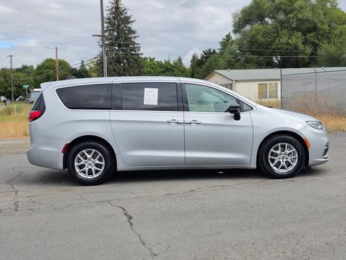 Used 2024 Chrysler Pacifica Touring-L FWD image 6