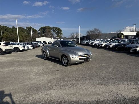 Used 2005 Chevrolet SSR w/ Preferred Equipment Group image 3