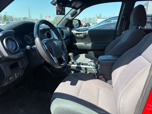 Used 2019 Toyota Tacoma TRD Sport w/ Technology Package image 9