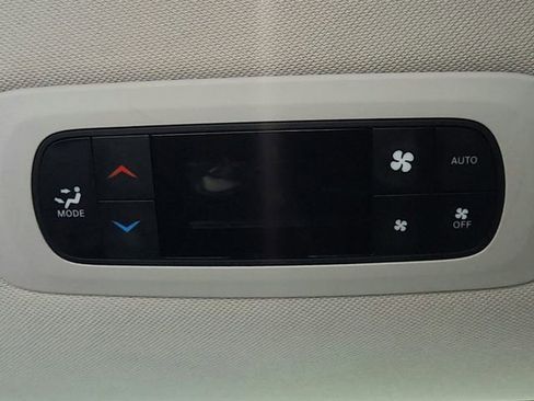 Used 2023 Chrysler Pacifica Touring-L image 29