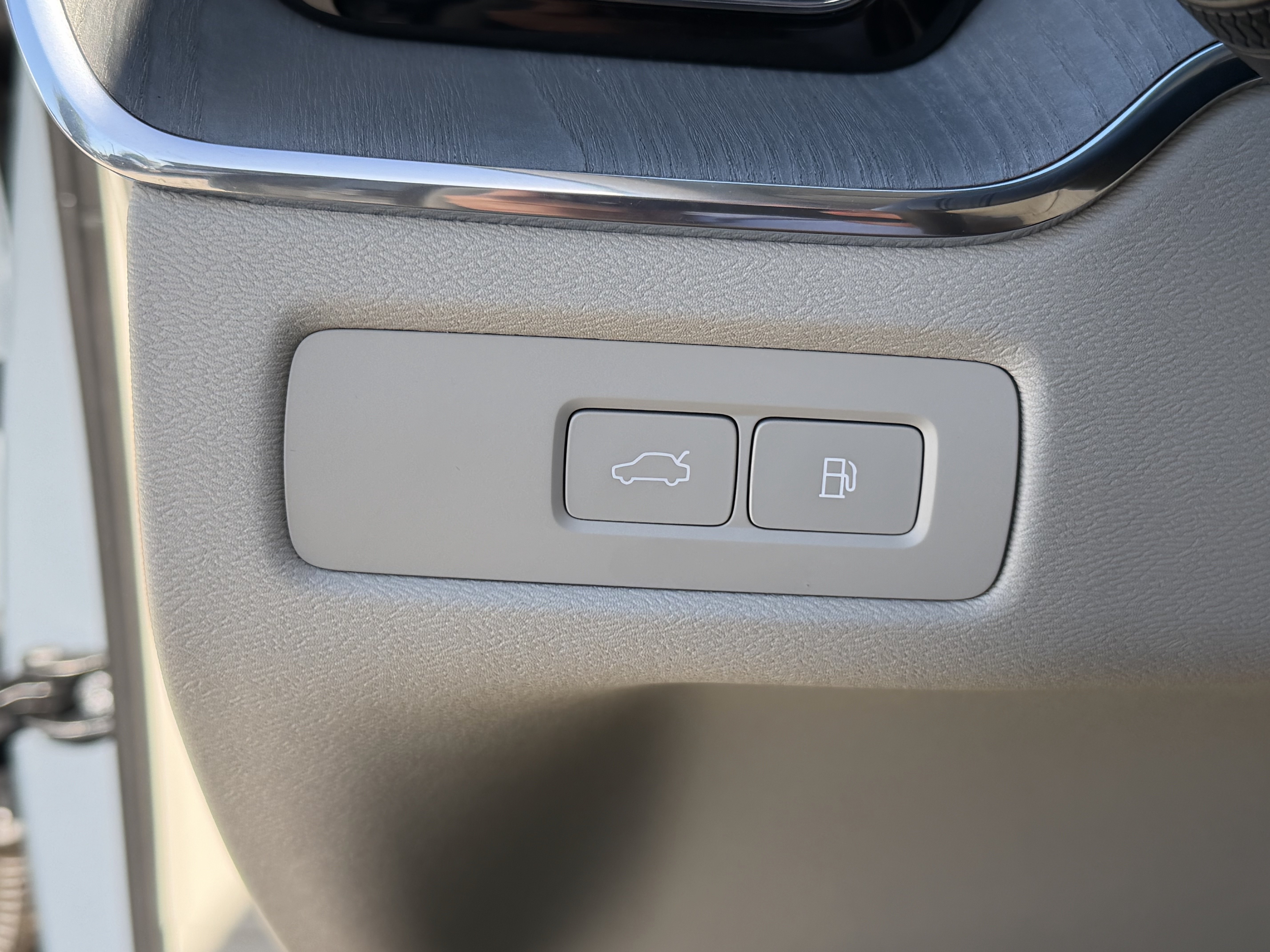 Used 2024 Volvo XC60 T8 Ultimate w/ Protection Package Premier AWD/4WD image 23