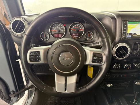 Used 2015 Jeep Wrangler Unlimited Rubicon AWD/4WD image 12