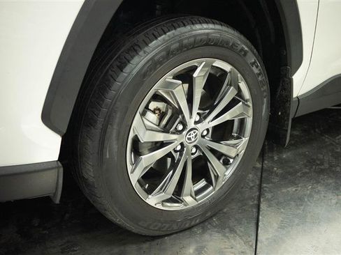 Used 2022 Toyota RAV4 XLE Premium AWD/4WD image 4