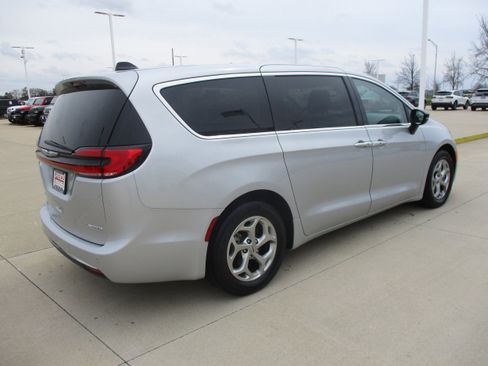 Used 2024 Chrysler Pacifica Limited FWD image 7