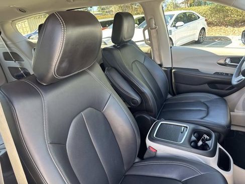 Used 2024 Chrysler Pacifica Touring-L image 16