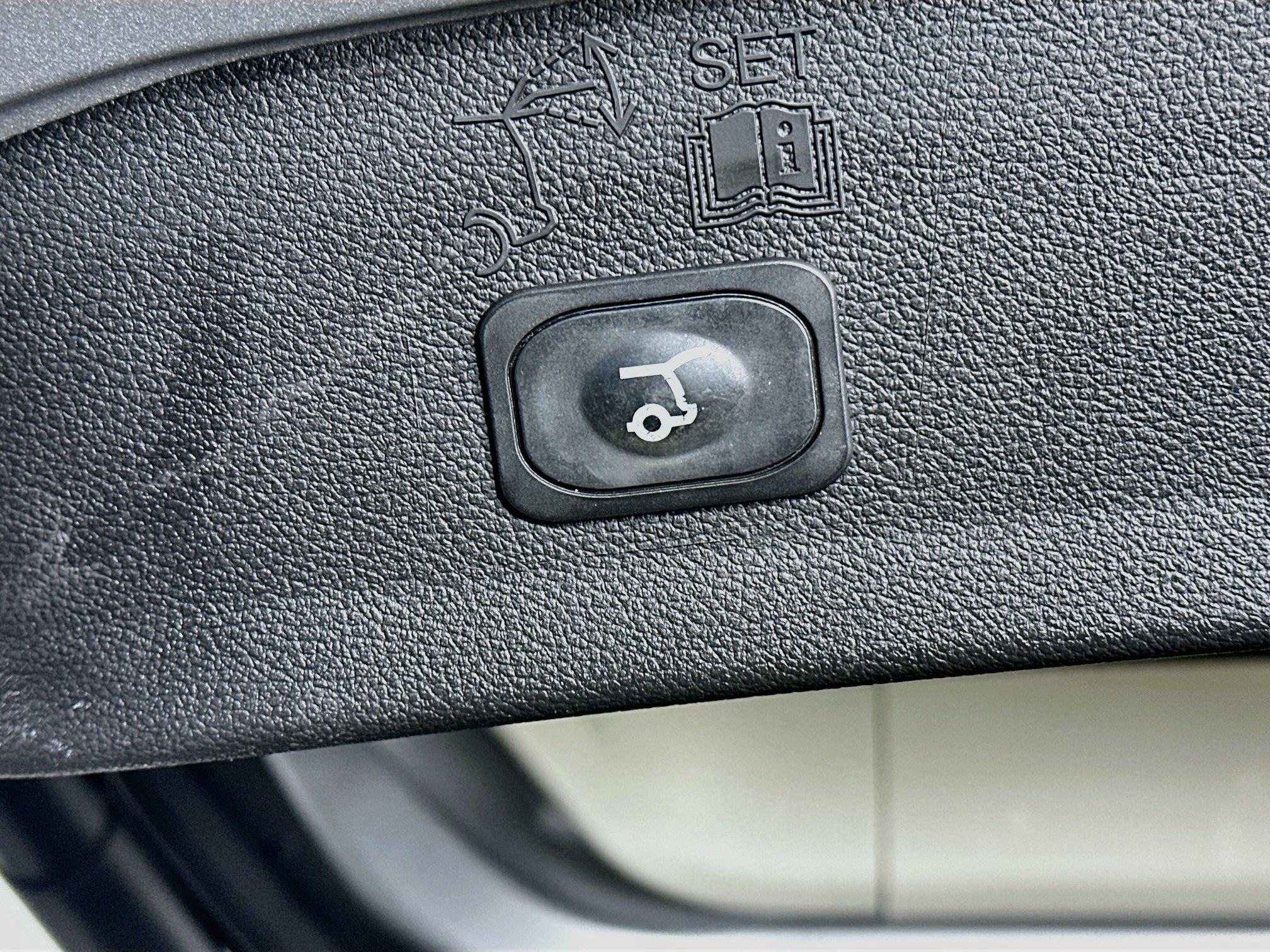 Used 2018 Ford Escape SEL w/ Ford Safe & Smart Package FWD image 30