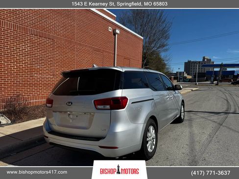 Used 2017 Kia Sedona LX image 6
