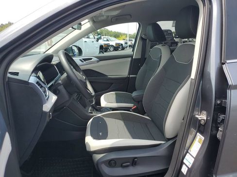 Used 2025 Volkswagen Taos SE FWD image 18