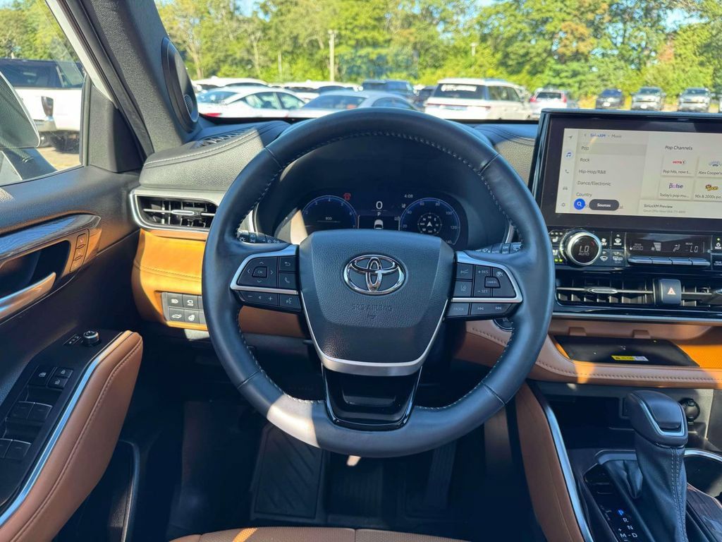 Used 2023 Toyota Highlander Platinum AWD/4WD image 23