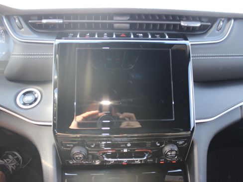 New 2025 Jeep Grand Cherokee Altitude image 10