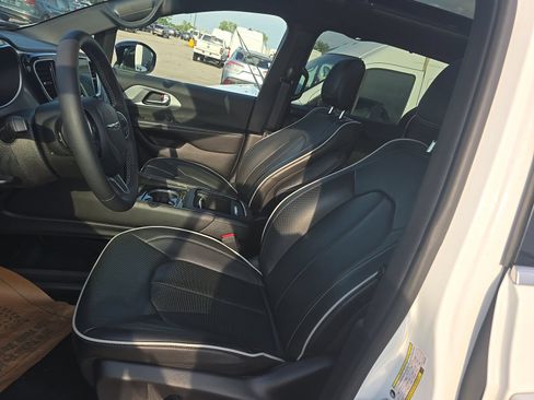 Used 2026 Chrysler Pacifica Limited FWD image 13