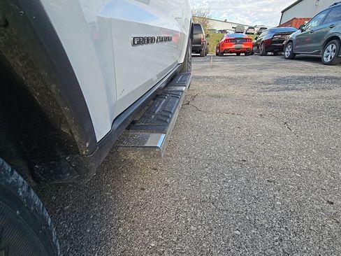 Used 2018 Jeep Grand Cherokee Limited image 21