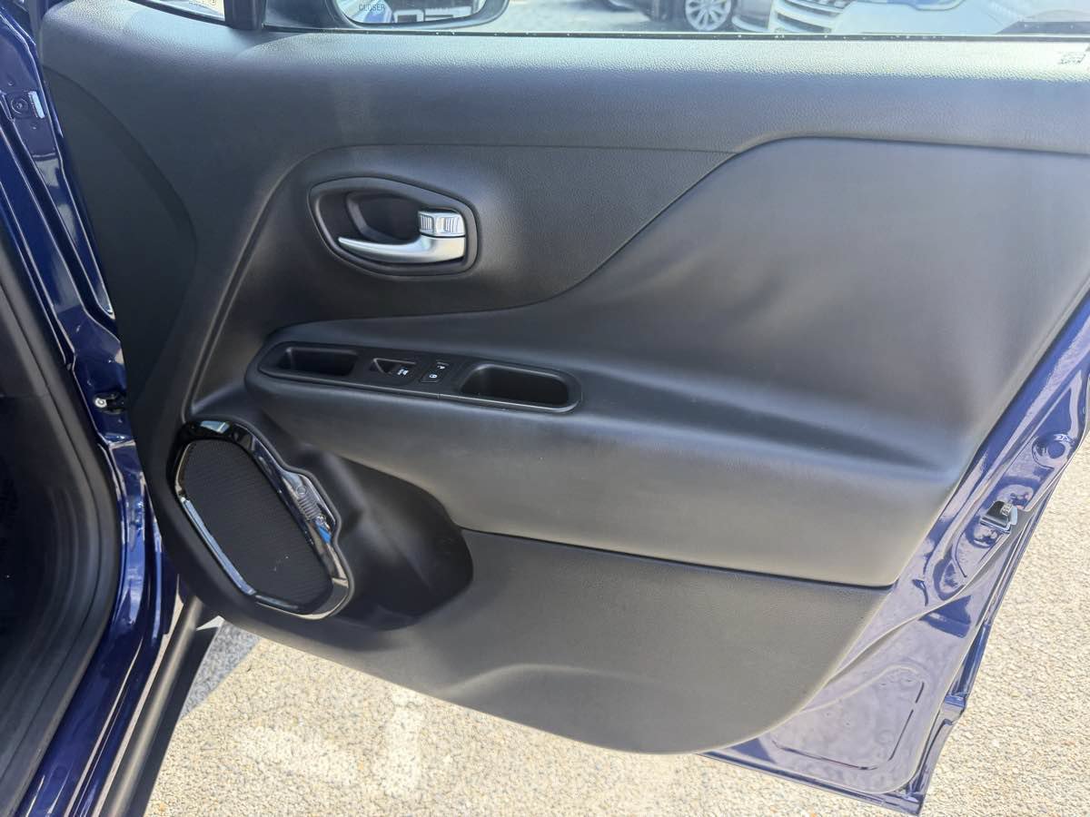 Used 2017 Jeep Renegade Altitude FWD image 17