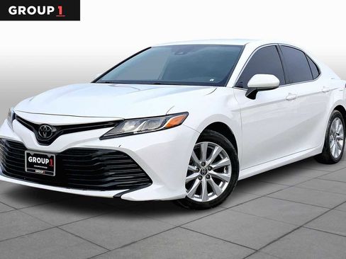 Used 2020 Toyota Camry LE image 1