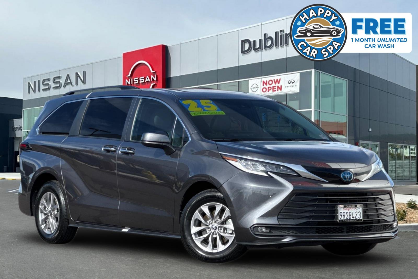 Used 2025 Toyota Sienna XLE FWD image 1