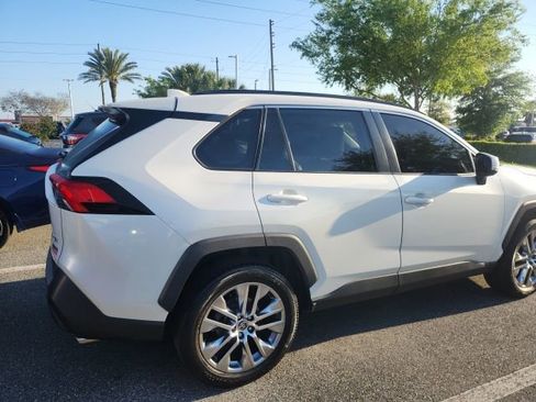 Used 2021 Toyota RAV4 XLE Premium image 2