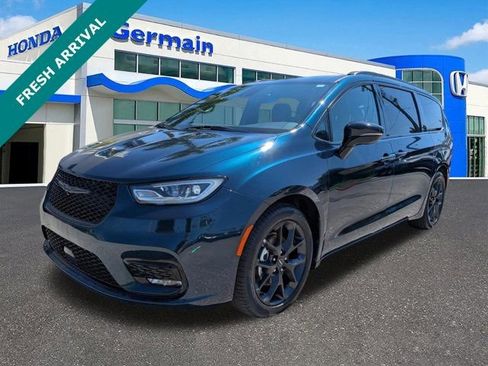 Used 2025 Chrysler Pacifica Limited FWD image 1
