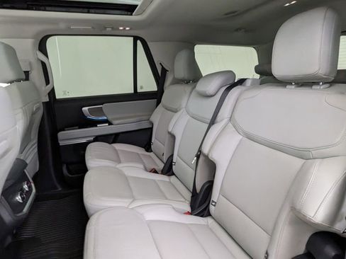 Certified 2025 Ford Expedition Platinum image 37