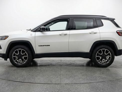 Used 2025 Jeep Compass Trailhawk AWD/4WD image 5