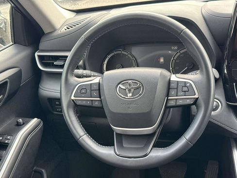 Used 2025 Toyota Highlander LE FWD image 15