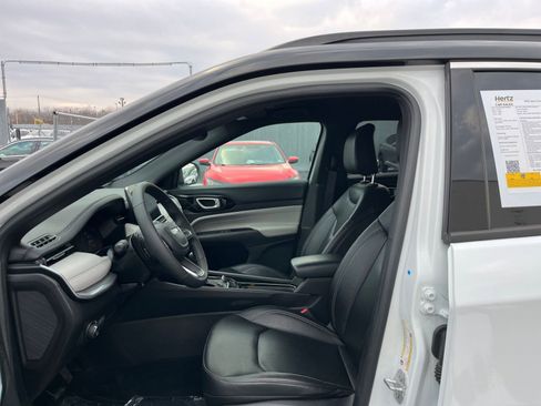 Used 2025 Jeep Compass Limited image 28