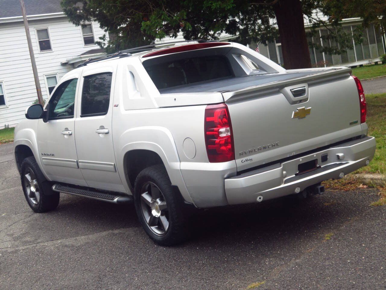 Used 2011 Chevrolet Avalanche LT w/ Luxury Package AWD/4WD image 29