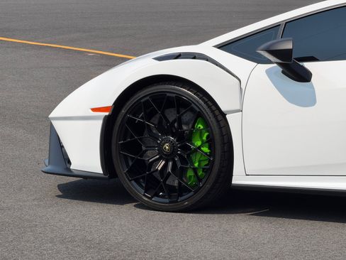 Used 2024 Lamborghini Huracan STO RWD image 19