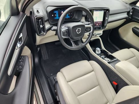 Certified 2025 Volvo XC40 B5 Plus AWD/4WD image 15