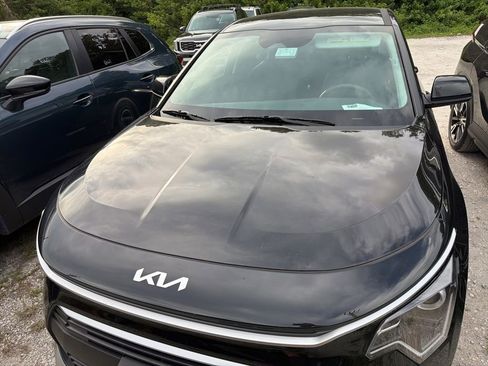 Used 2025 Kia Niro LX FWD image 2