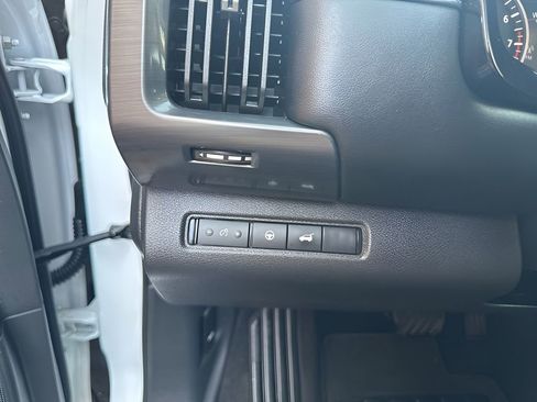 Used 2025 Nissan Pathfinder SL AWD/4WD image 17