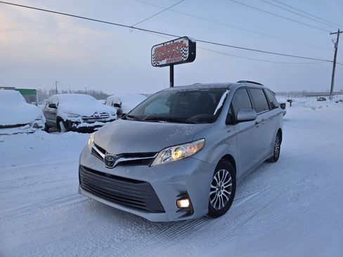 Used 2018 Toyota Sienna XLE image 2