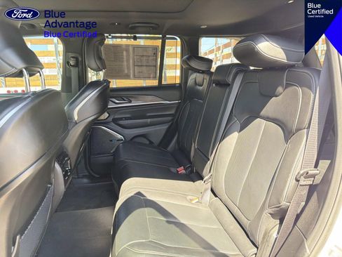 Used 2022 Jeep Grand Cherokee Overland w/ Advanced Protech Group III AWD/4WD image 17