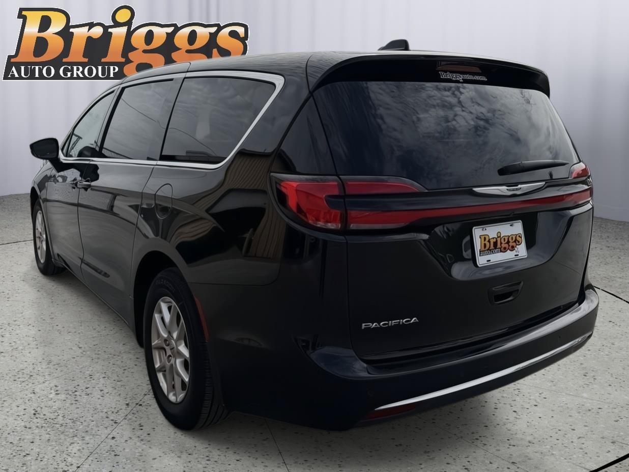 Used 2025 Chrysler Pacifica Select FWD image 3