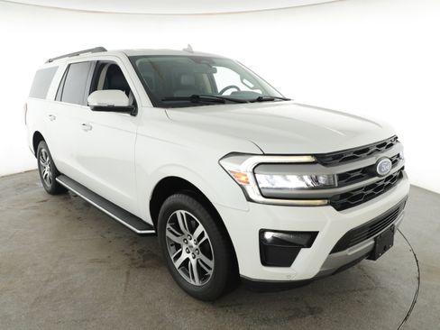 Used 2023 Ford Expedition Max XLT image 3
