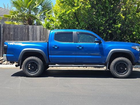 Used 2017 Toyota Tacoma TRD Off-Road w/ Tow Package (A/T) AWD/4WD image 3