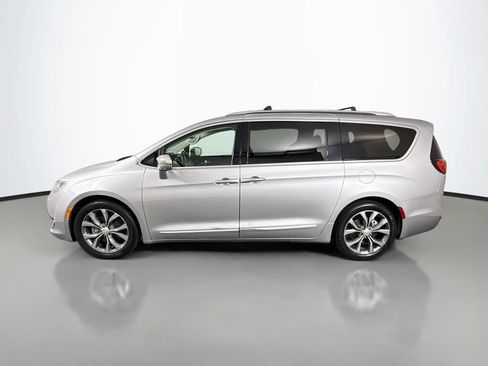 Used 2017 Chrysler Pacifica Limited FWD image 2