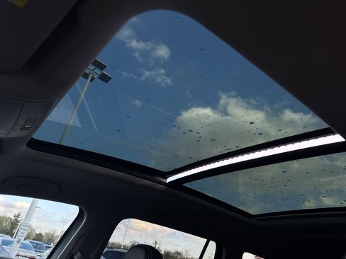 Used 2023 Volkswagen Atlas SE w/ Panoramic Sunroof Package image 19