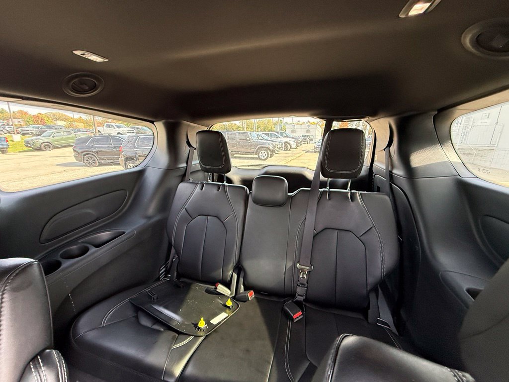 Used 2025 Chrysler Pacifica Select FWD image 27
