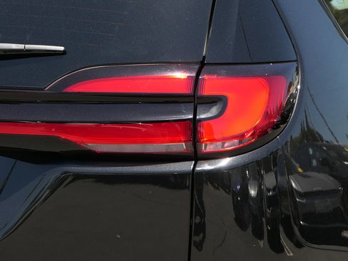 Used 2024 Chrysler Pacifica Premium FWD image 4