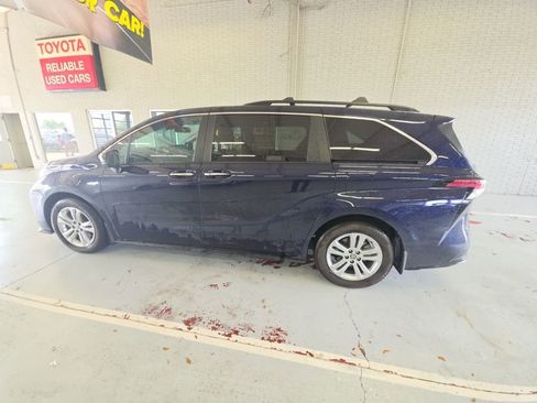 Used 2022 Toyota Sienna XSE w/ XSE Plus Package image 13
