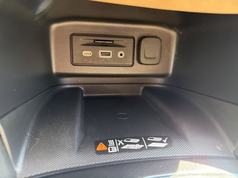 Used 2023 Chevrolet Equinox Premier AWD/4WD image 23