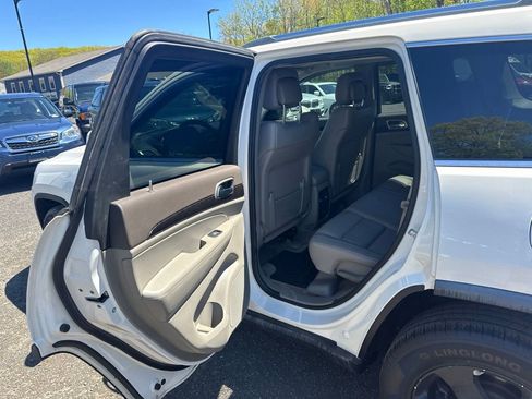 Used 2011 Jeep Grand Cherokee Laredo AWD/4WD image 38