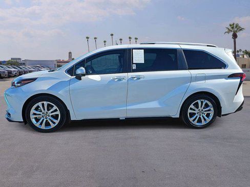 Used 2024 Toyota Sienna Platinum image 8