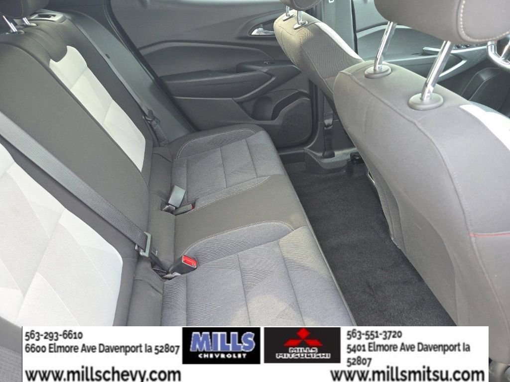 Used 2025 Chevrolet Trax RS w/ Sunroof Package FWD image 18